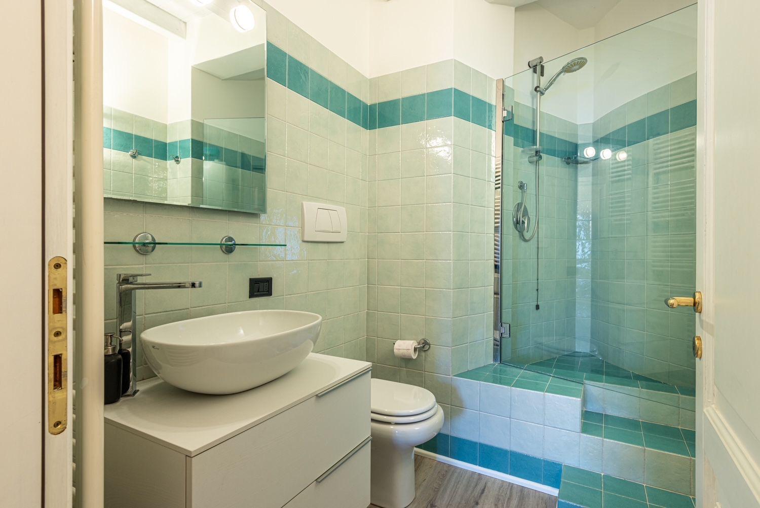 Aqua Vista di Splendore — bagno principale con piastrelle turchesi e doccia walk-in
