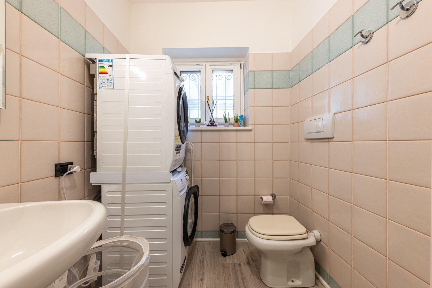 Aqua Vista di Splendore — secondo bagno con zona lavanderia (lavatrice + asciugatrice)