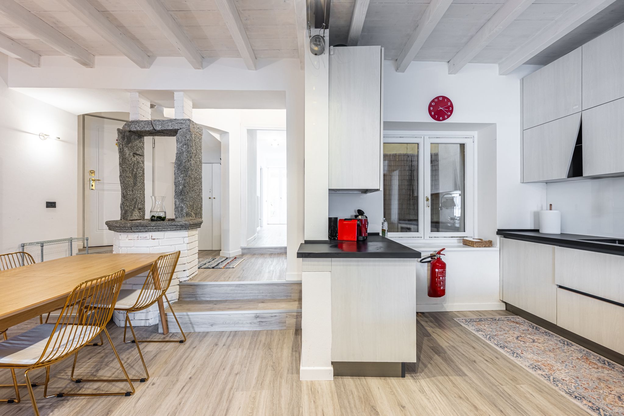 Aqua Vista di Splendore — vista d'insieme della cucina open-space con pozzo rustico in pietra