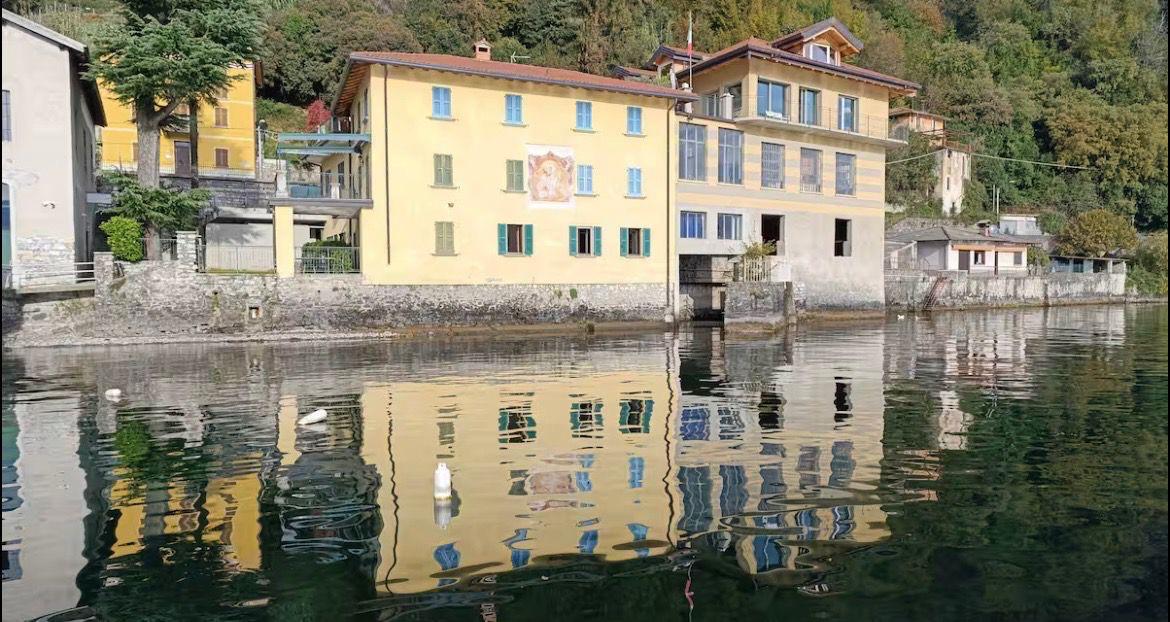 Aqua Vista di Splendore — facciata gialla storica con affresco mariano vista dal lago