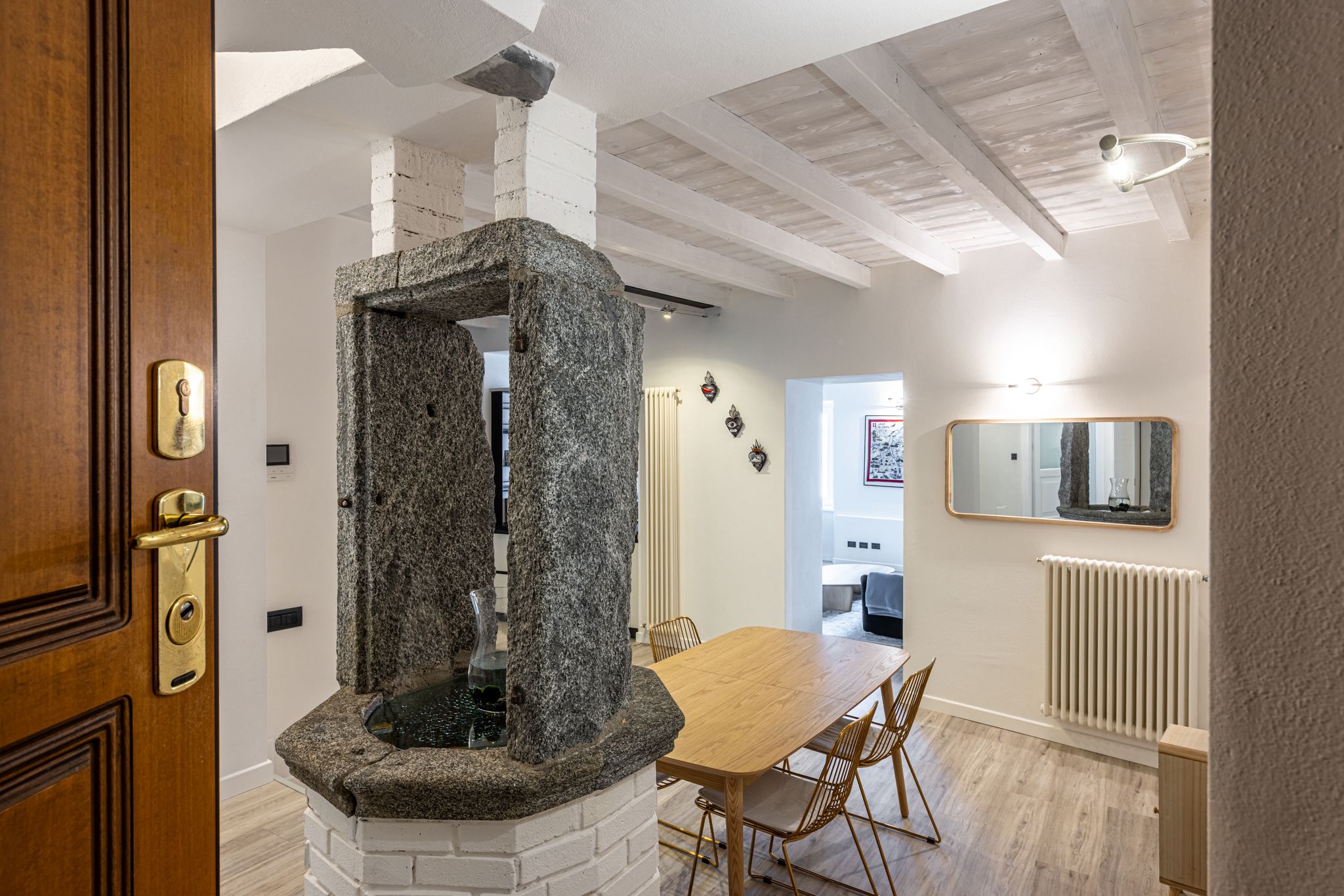 Aqua Vista di Splendore — pozzo rustico in pietra naturale vista dall'ingresso, elemento storico originale dell'edificio