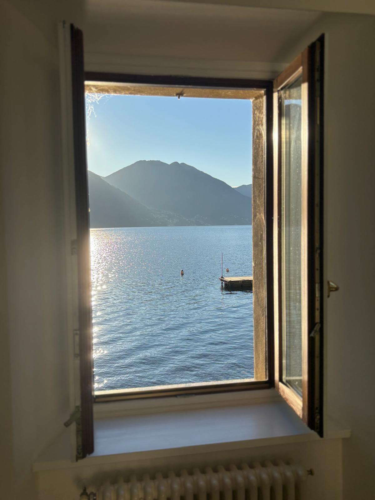 Aqua Vista di Splendore — vista sul lago dalla finestra con pontile galleggiante