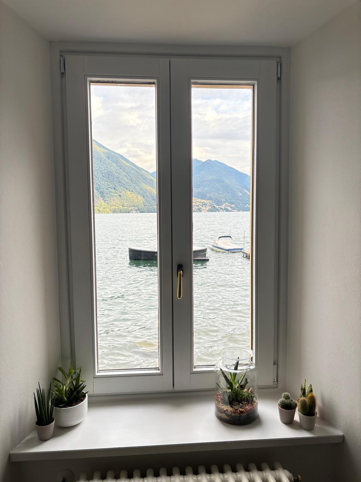 Aqua Vista di Splendore — vista lago dalla seconda camera con zattere ormeggiate