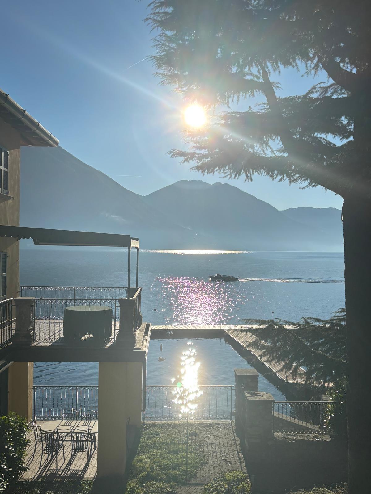 Aqua Vista di Splendore — vista dalla terrazza con il Lido di Argegno e villa adiacente