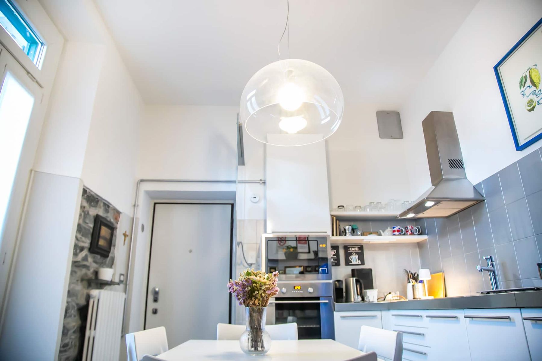 Casa Dell'Angelo — cucina con tavolo da pranzo e lampada Kartell