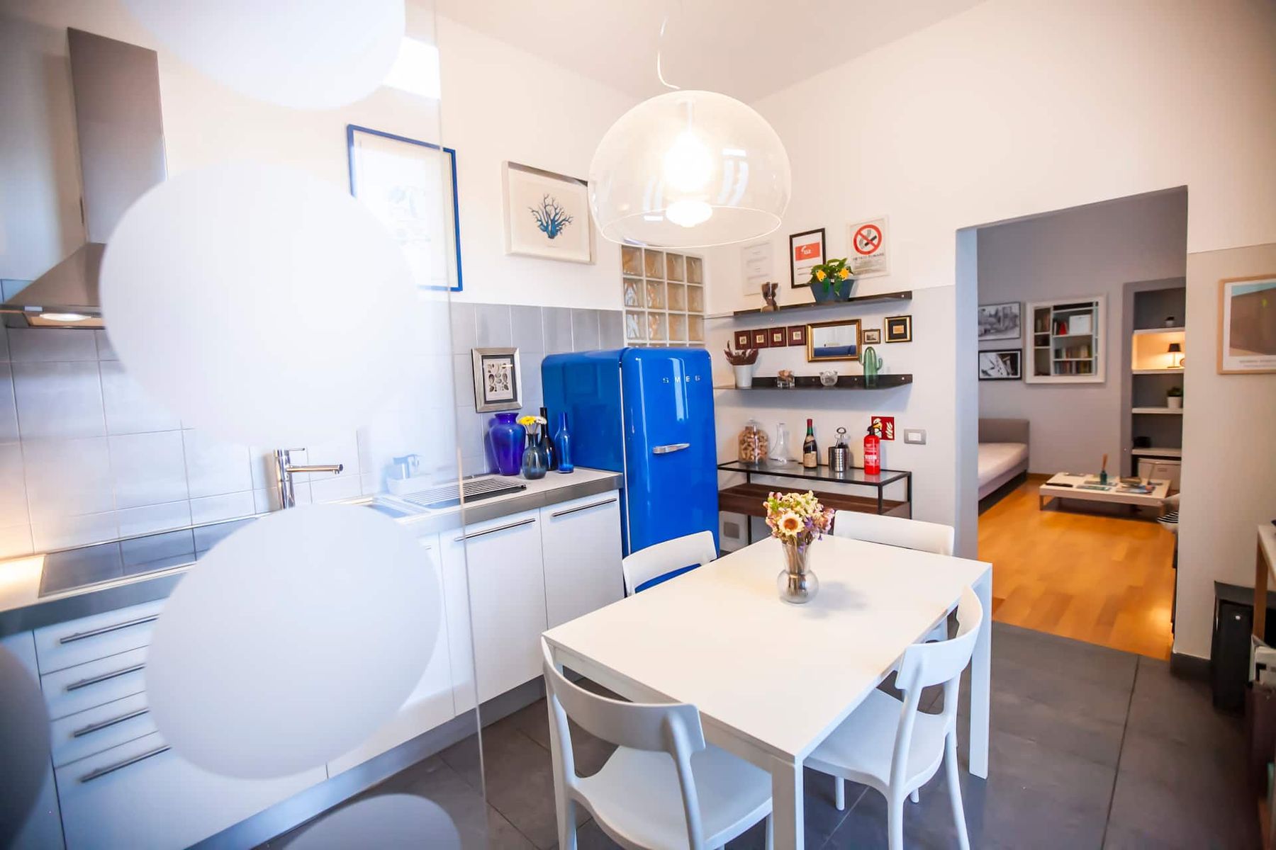 Casa Dell'Angelo — cucina open-space con frigorifero Smeg blu