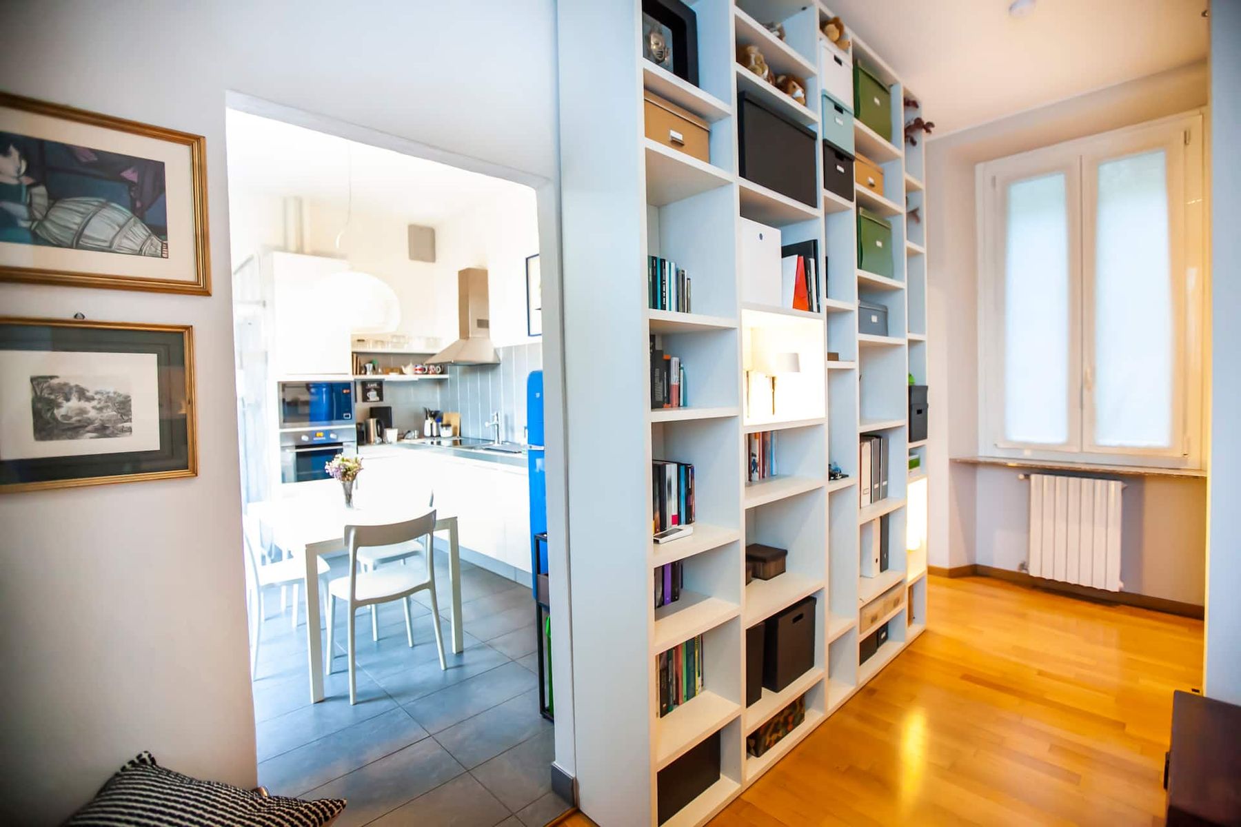 Casa Dell'Angelo — vista tra libreria a tutta parete e cucina open