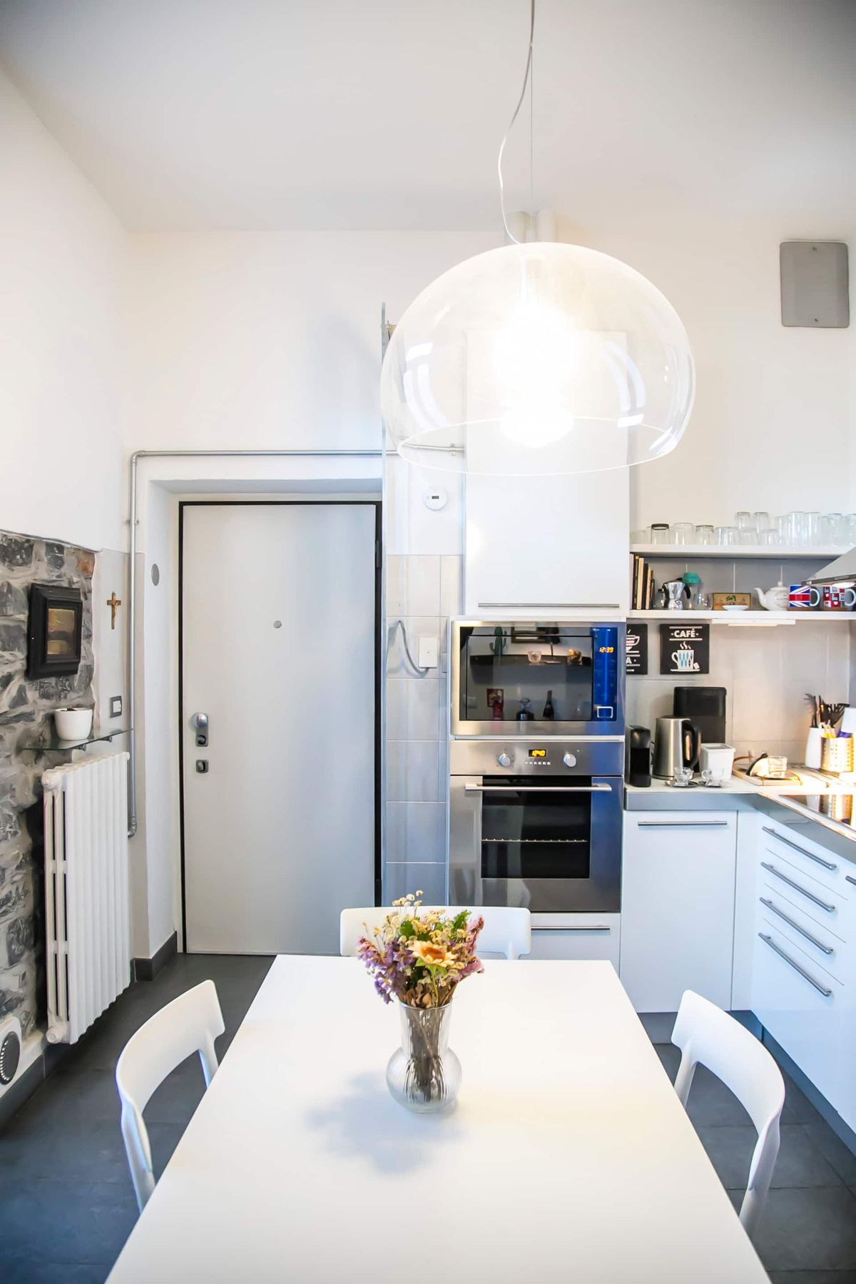 Casa Dell'Angelo — cucina vista alternativa con tavolo bianco e parete in pietra