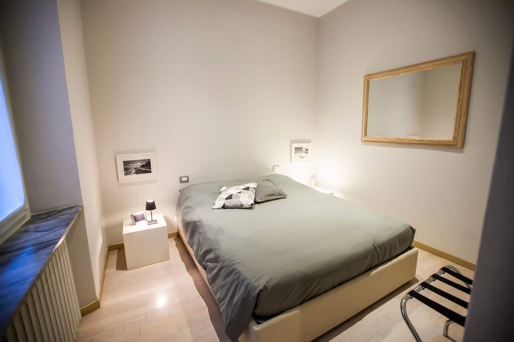 Casa Dell'Angelo — camera matrimoniale con specchio dorato