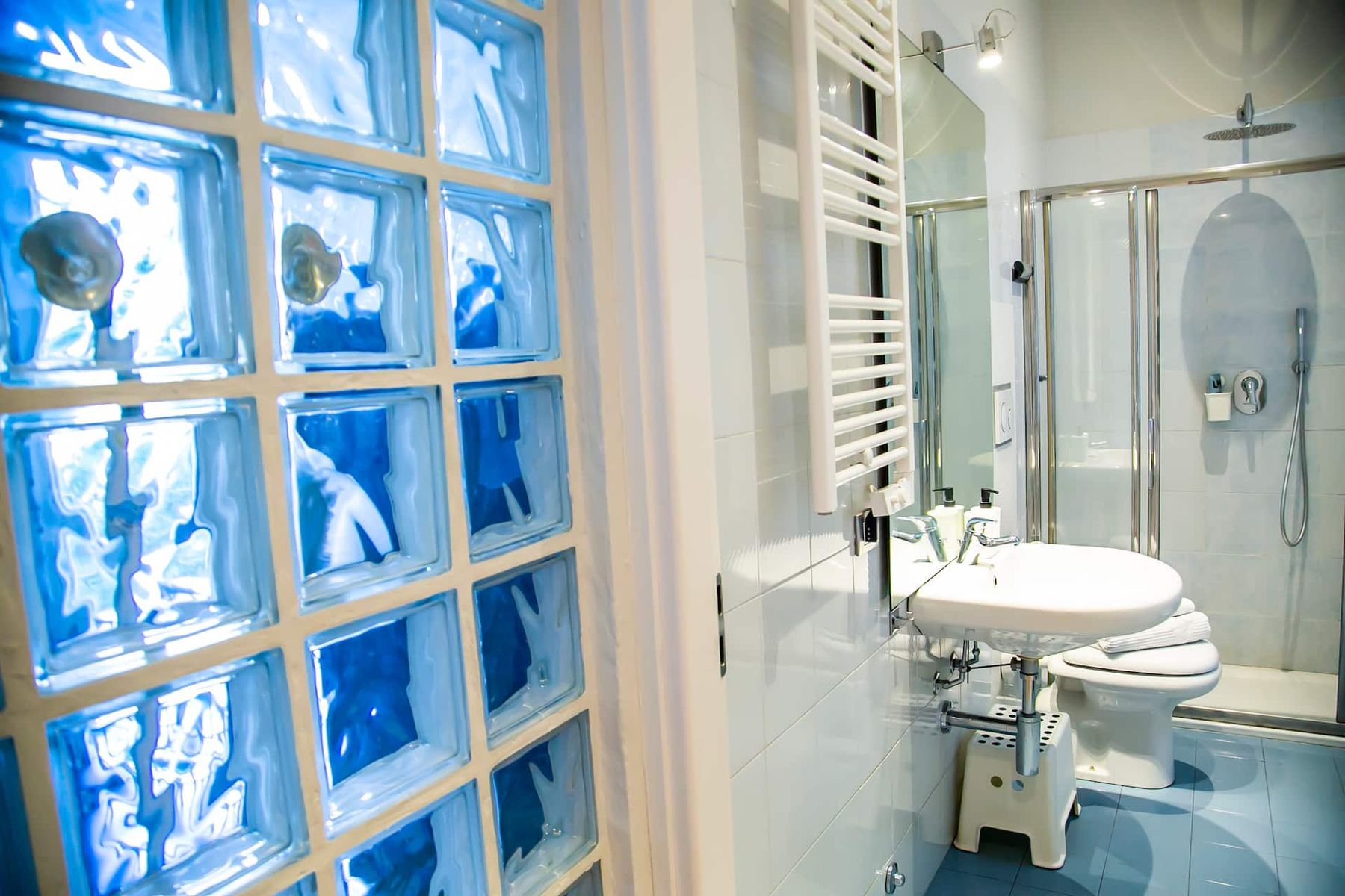 Casa Dell'Angelo — bagno con parete in vetrocemento blu e doccia